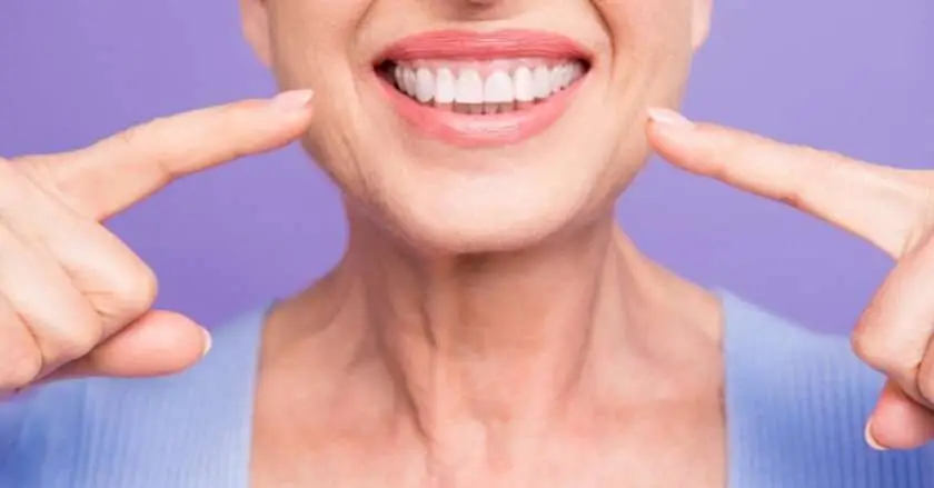 Señalando hacia la sonrisa