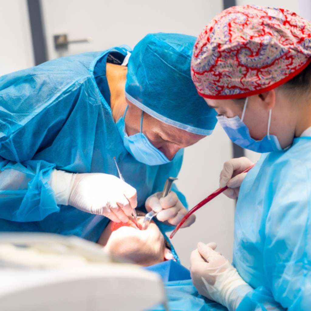 Postupak zubnog implantata