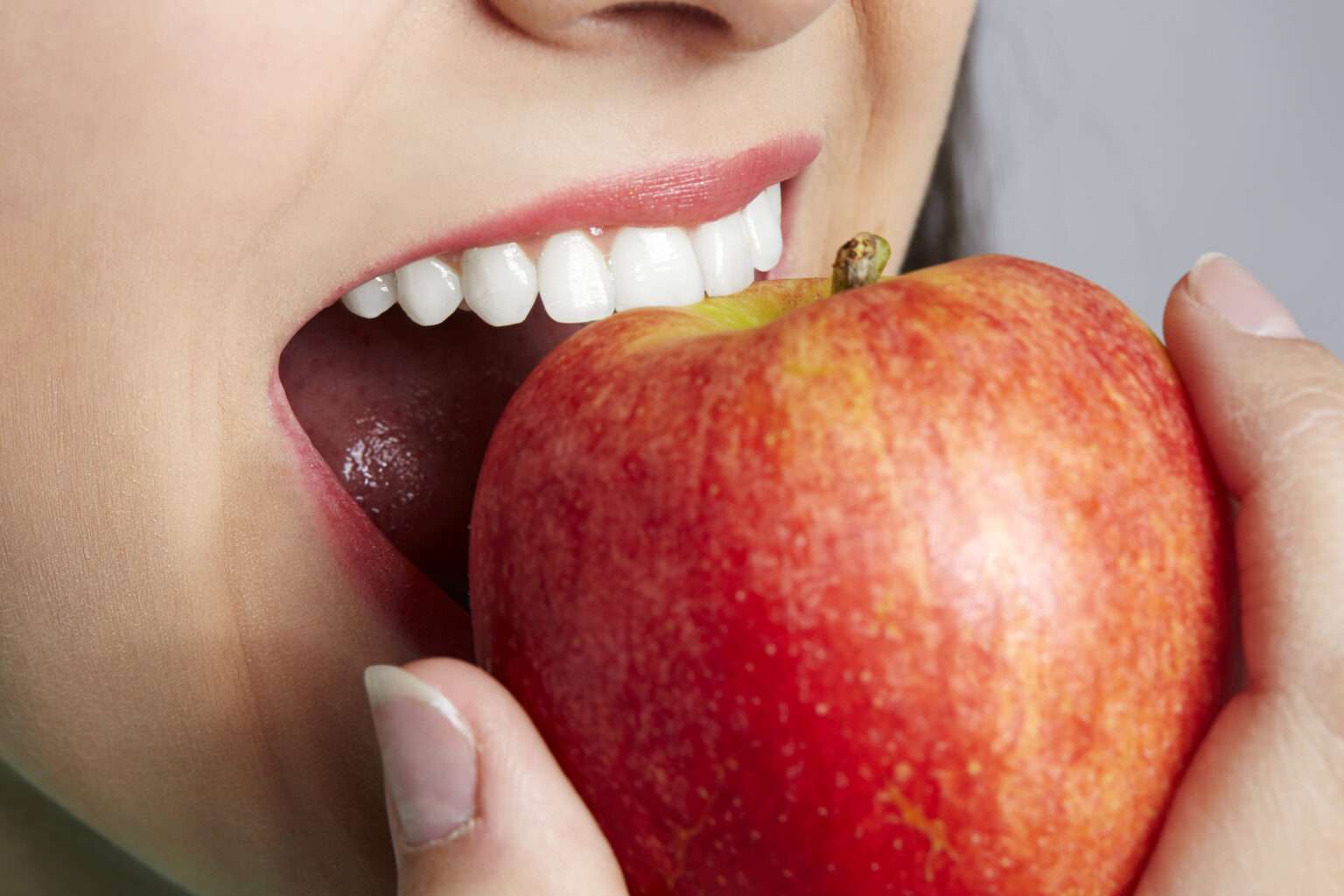 Comer uma maçã - comer com dentaduras novas