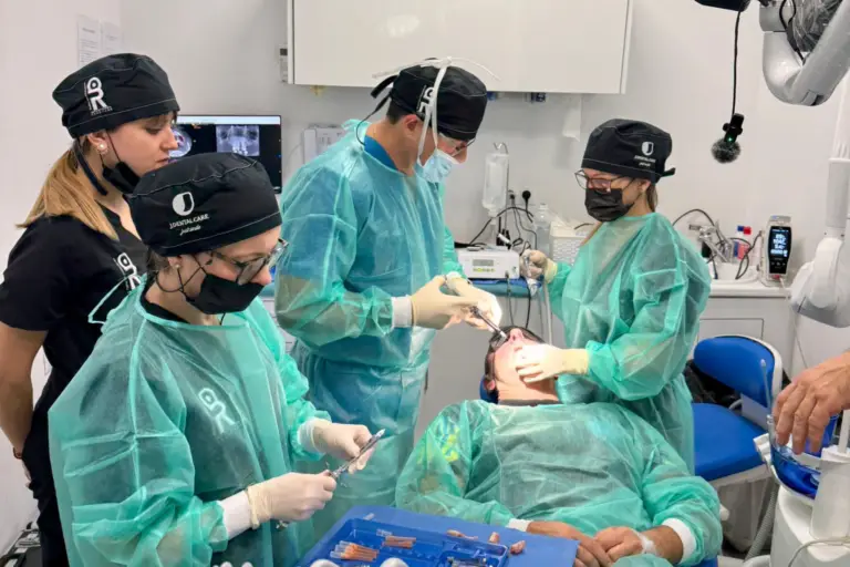 Dr. Óscar Ríos, Certified ZAGA Doctor from ZAGA Center Valencia, attending a patient