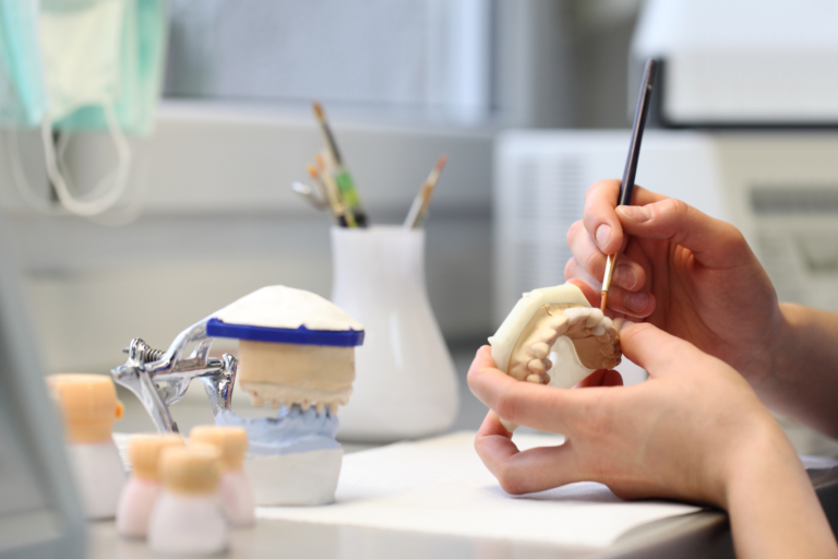 عملية تصنيع بدلة الأسنان الاصطناعية - إصلاح أطقم الأسنان الاصطناعية