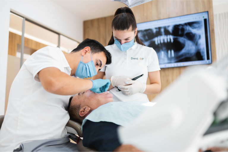 布加勒斯特 ZAGA 中心团队与一名患者一起工作